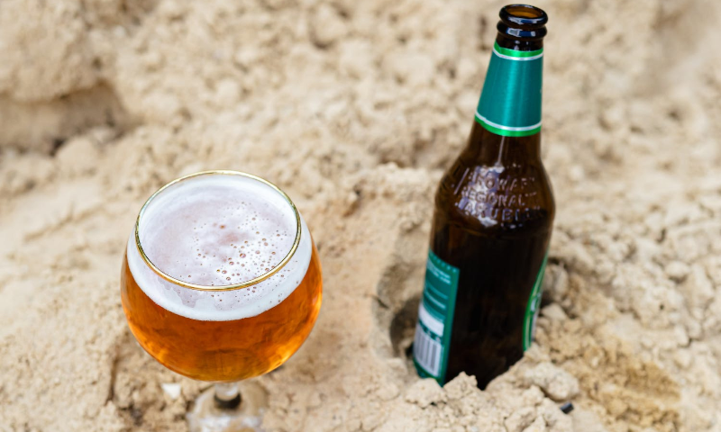 Bier op het strand